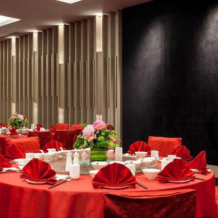 풀먼 미리 워터프런트 호텔 외부 사진 A banquet hall in a hotel