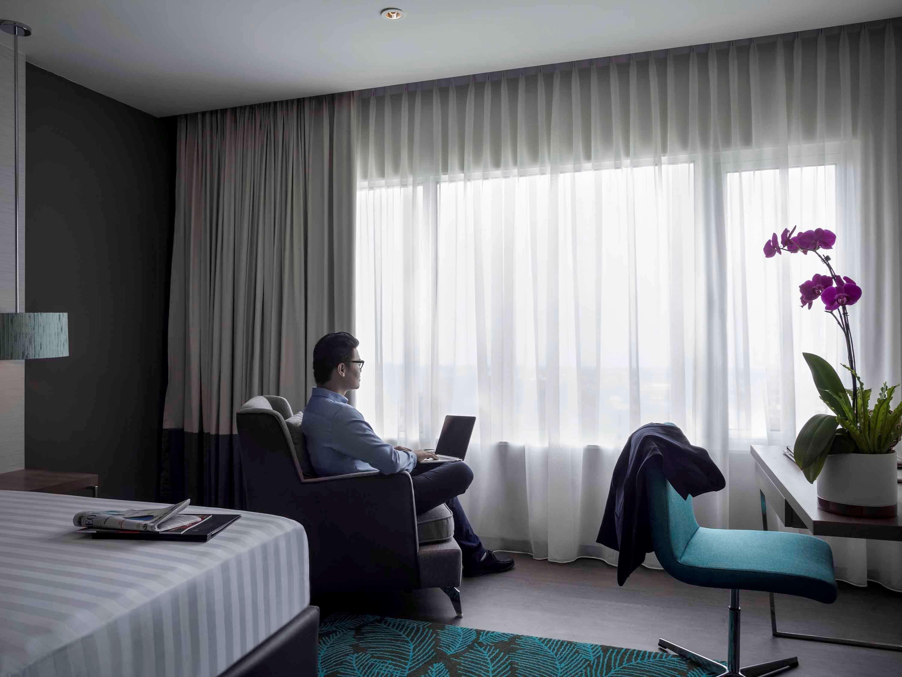 풀먼 미리 워터프런트 호텔 외부 사진 A room at the hotel