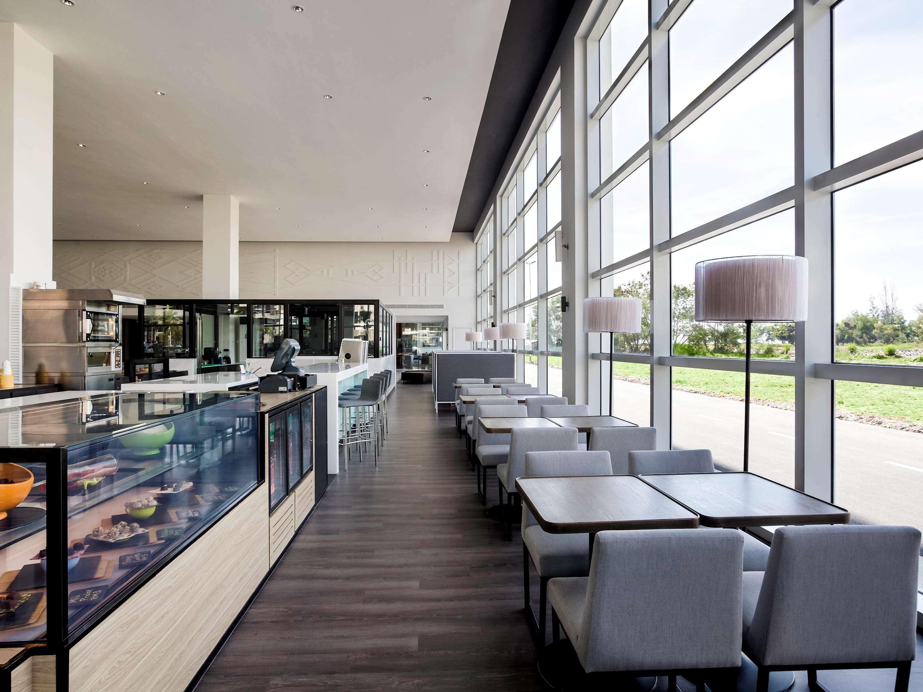 풀먼 미리 워터프런트 호텔 외부 사진 The interior of the restaurant