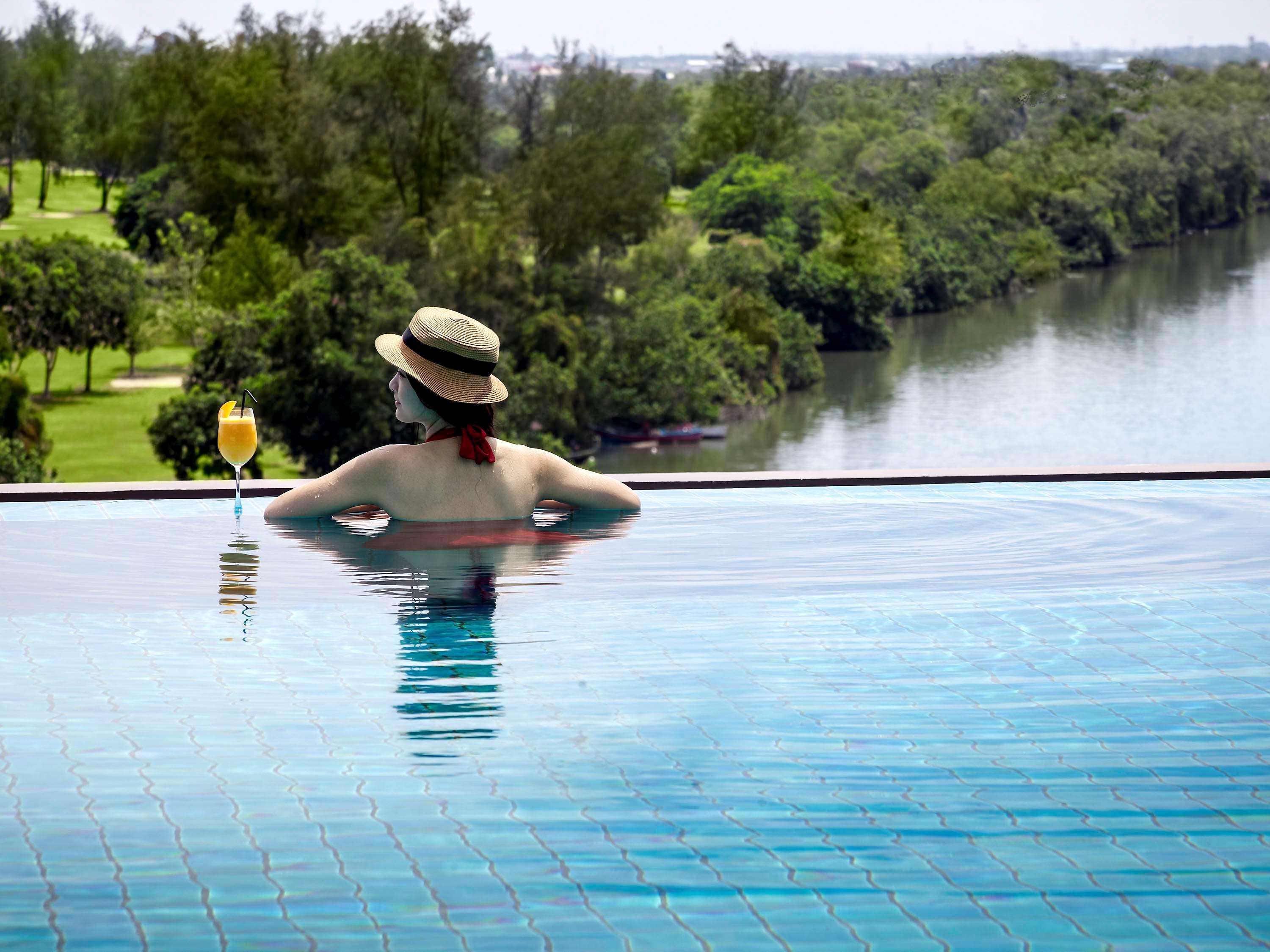 풀먼 미리 워터프런트 호텔 외부 사진 Infinity pool at The Riverine Resort