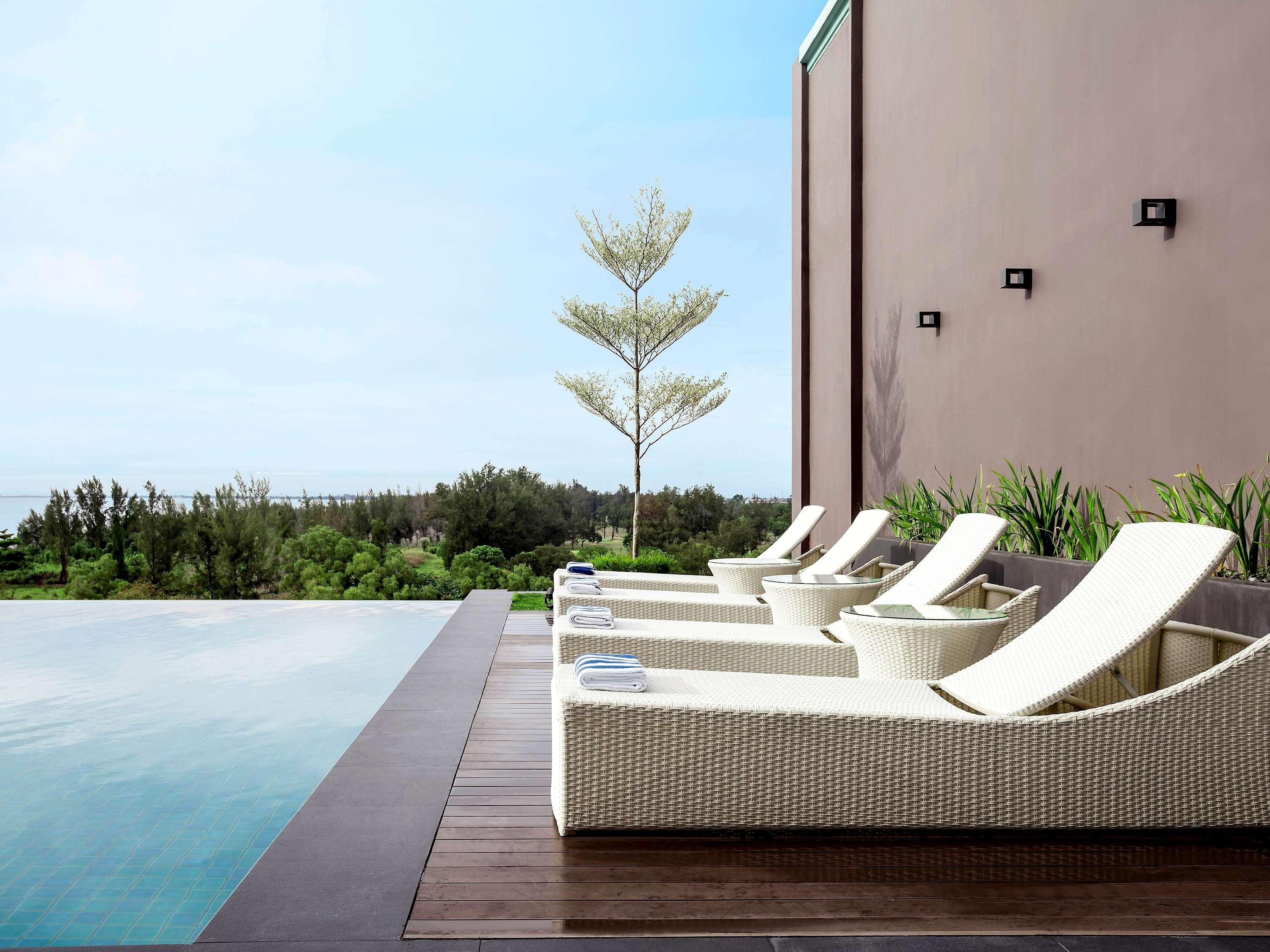 풀먼 미리 워터프런트 호텔 외부 사진 The pool at the hotel