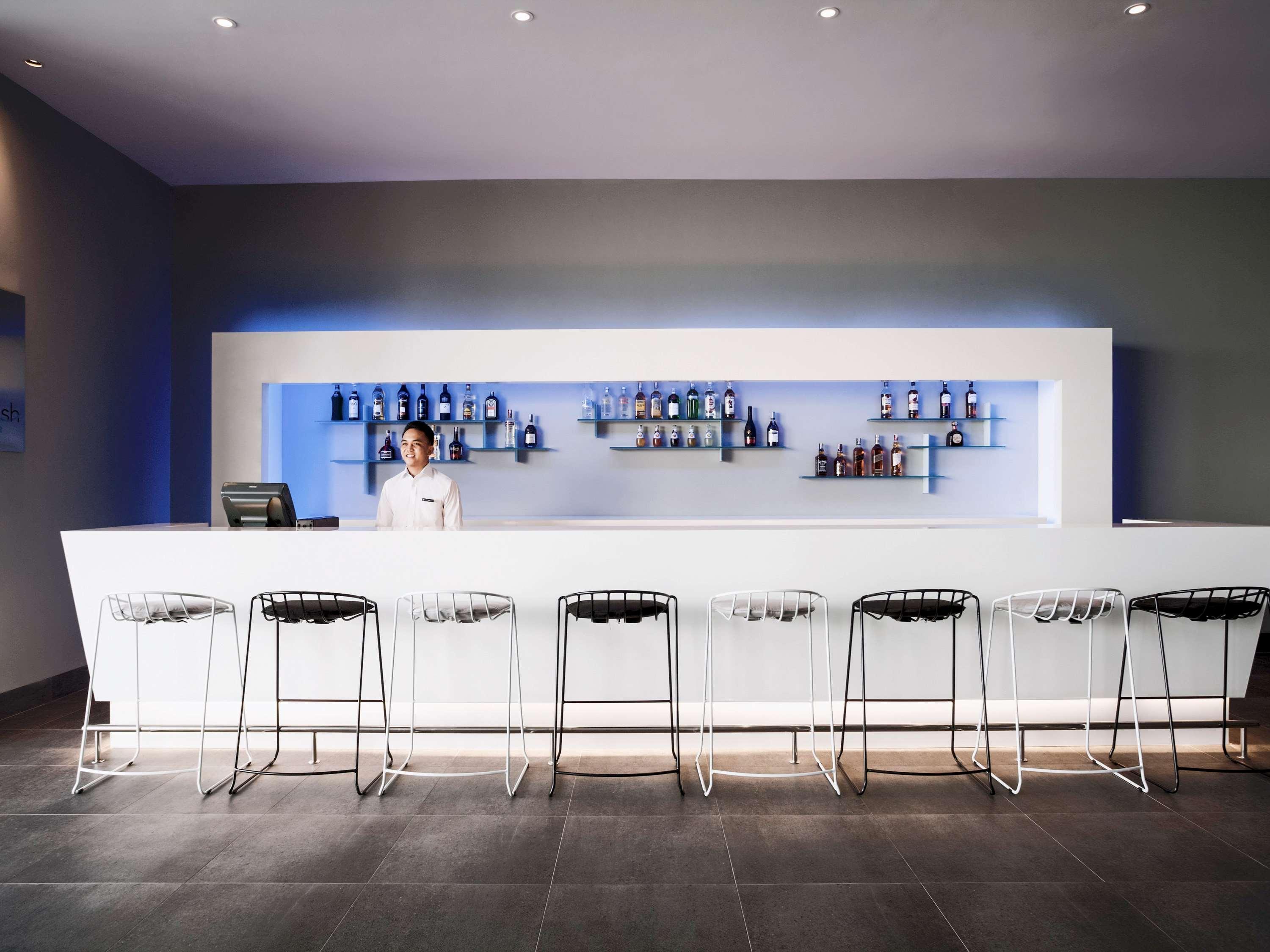 풀먼 미리 워터프런트 호텔 외부 사진 The bar at the lounge