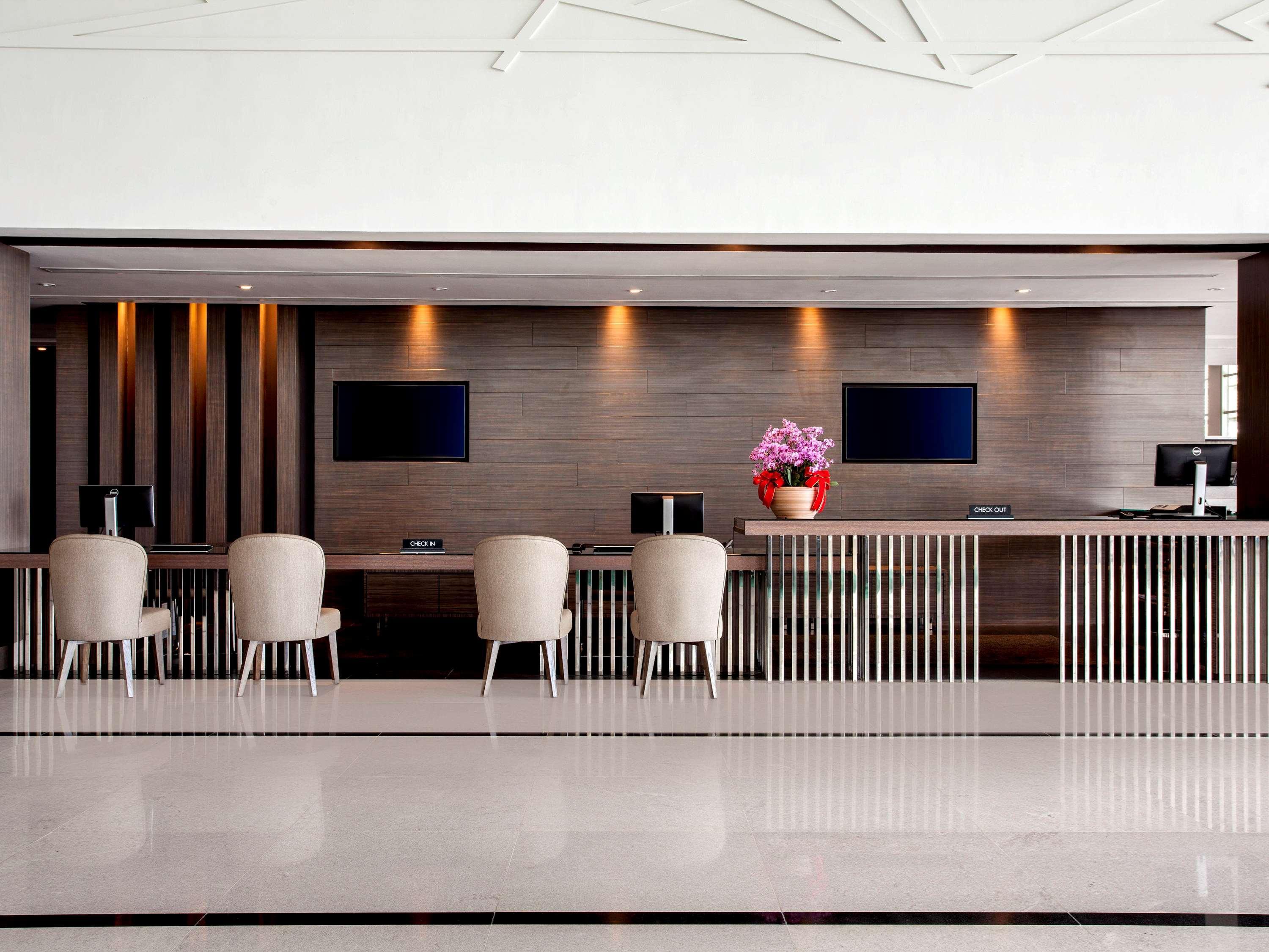 풀먼 미리 워터프런트 호텔 외부 사진 The lobby of the hotel