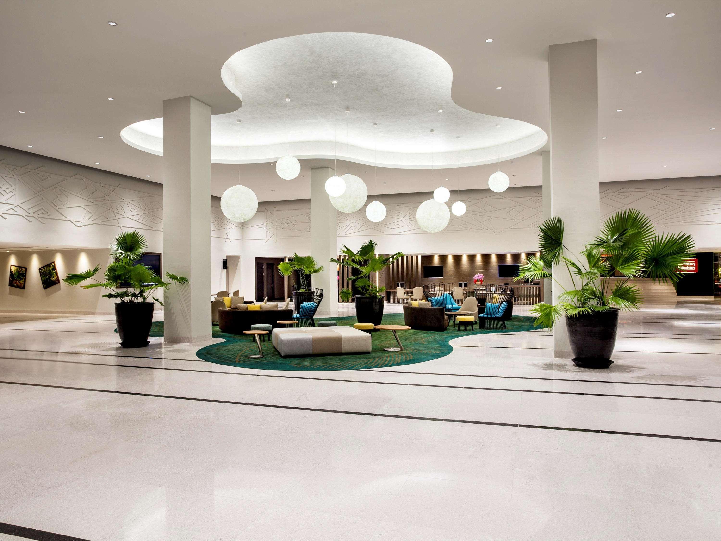 풀먼 미리 워터프런트 호텔 외부 사진 The lobby of the hotel