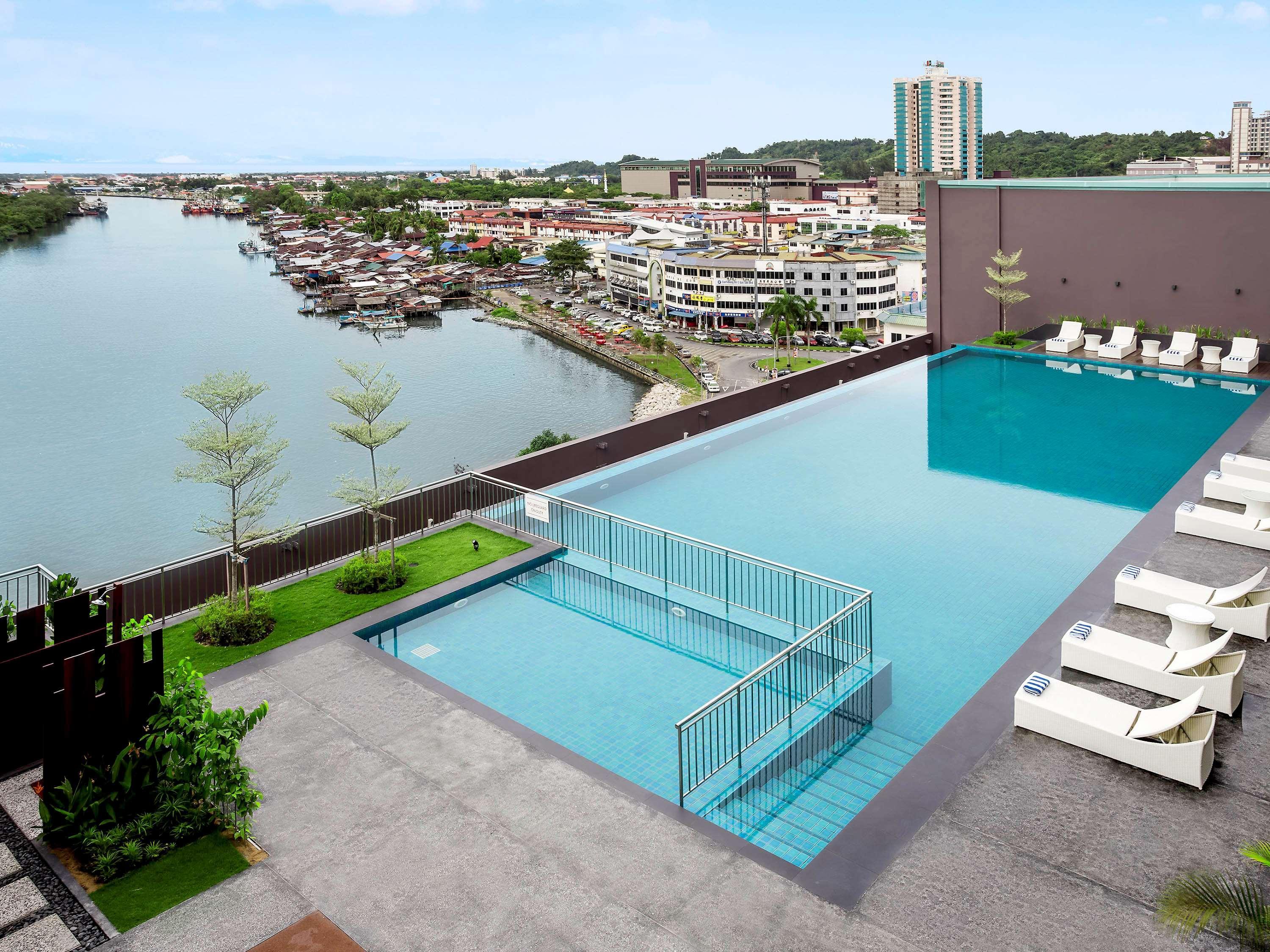 풀먼 미리 워터프런트 호텔 외부 사진 Infinity pool at the top of the hotel