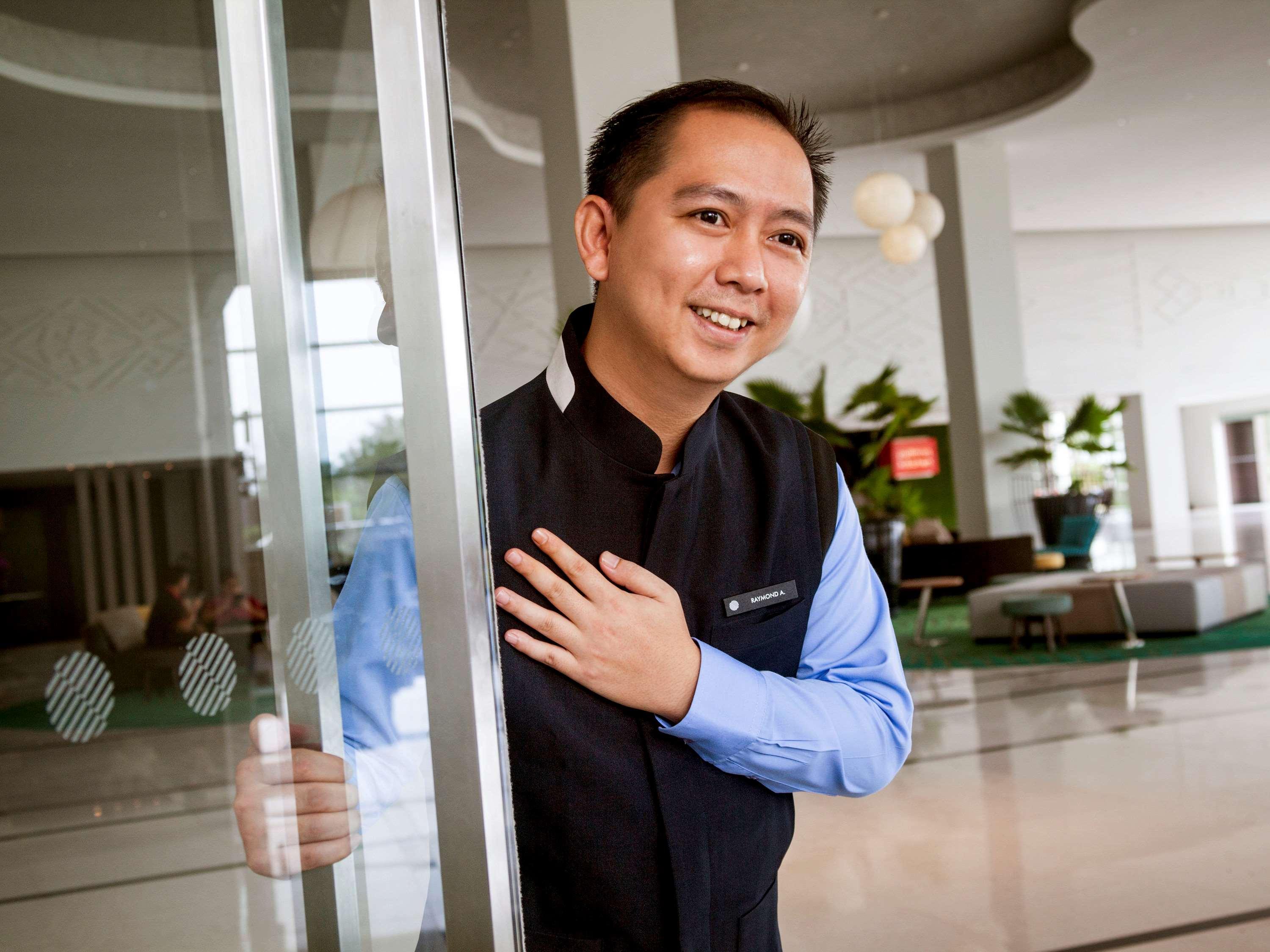 풀먼 미리 워터프런트 호텔 외부 사진 A doorman at a hotel in Vietnam