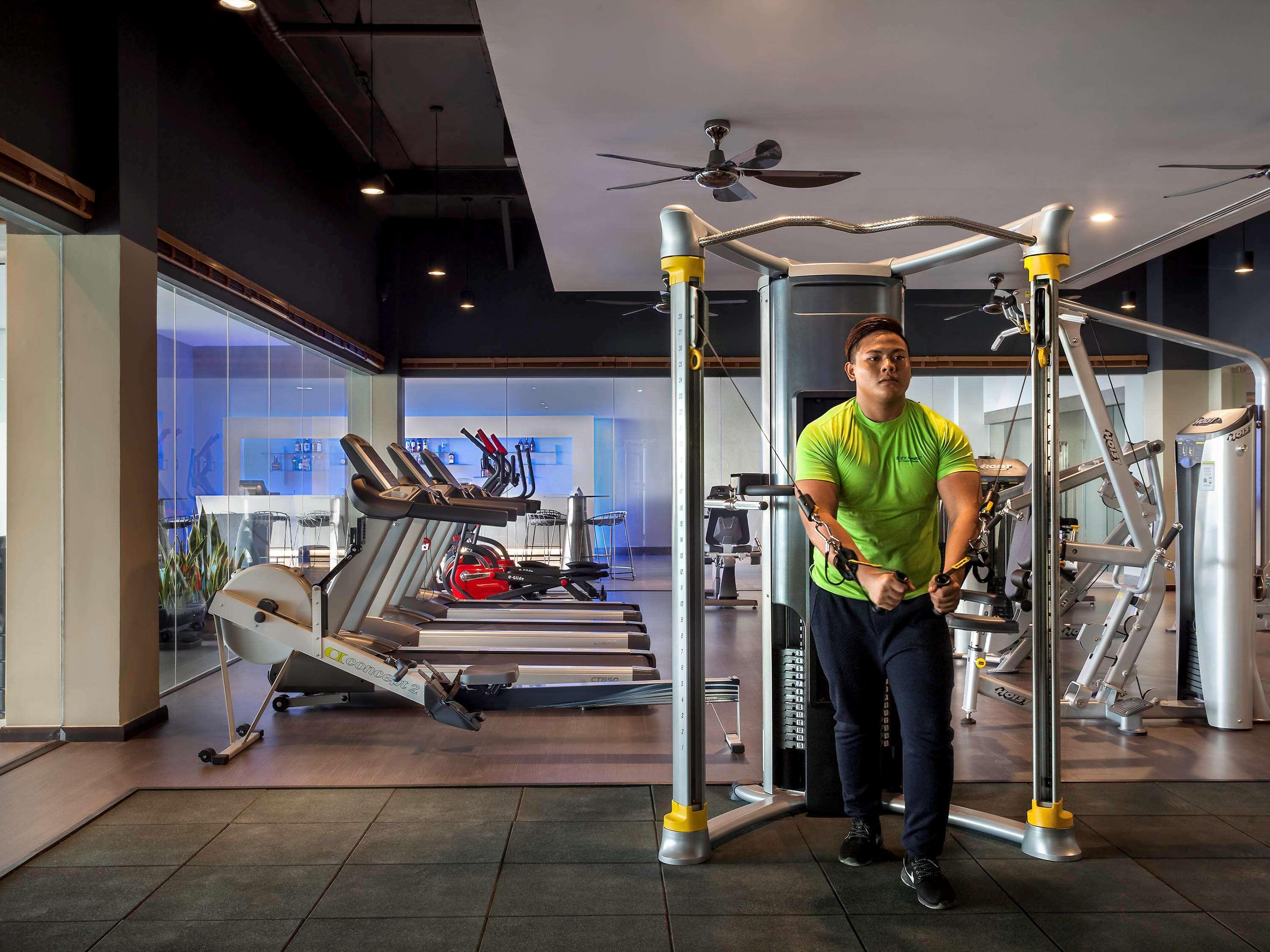 풀먼 미리 워터프런트 호텔 외부 사진 A man doing dips on a parallel bar