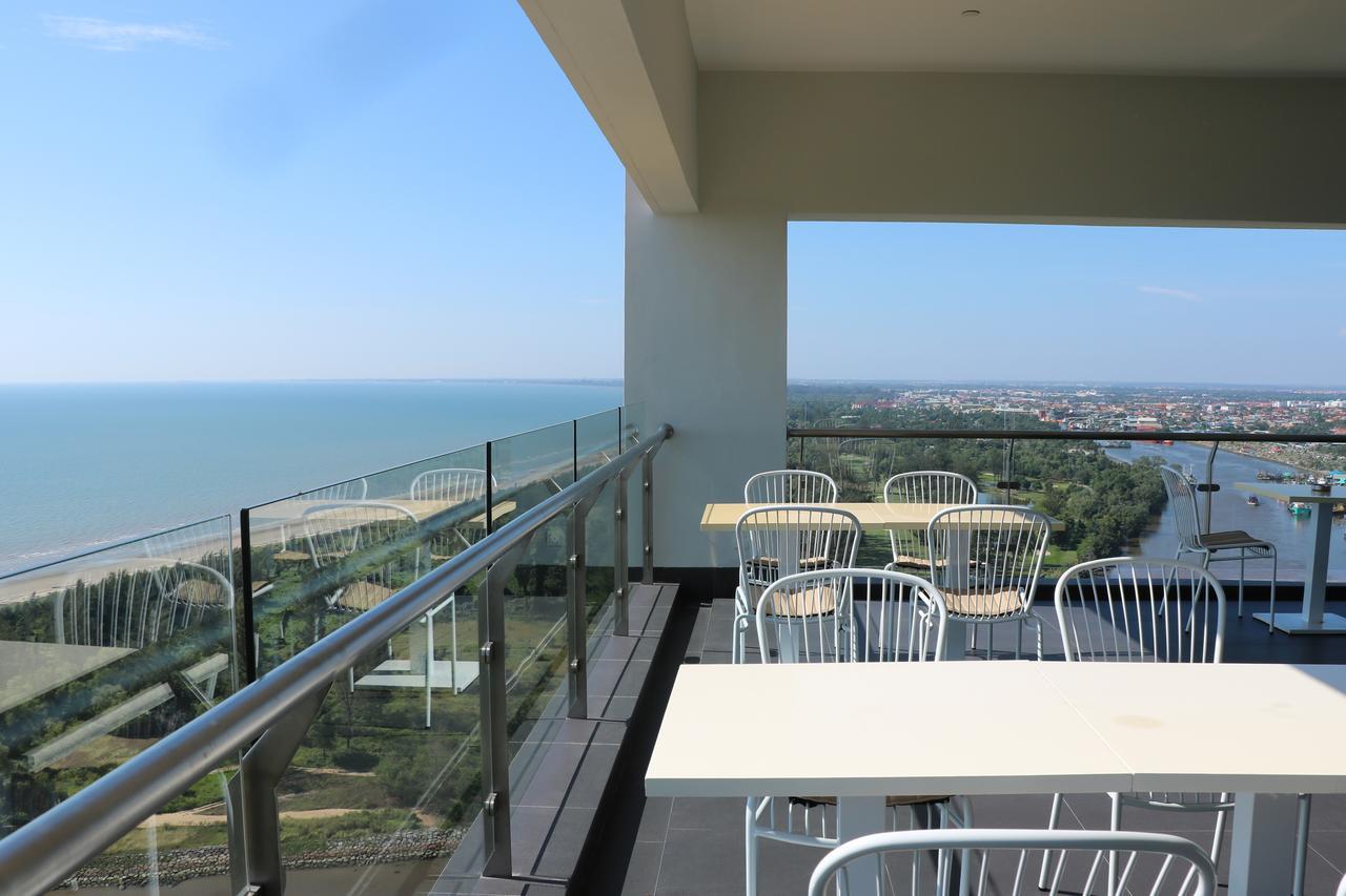 풀먼 미리 워터프런트 호텔 외부 사진 A balcony in Nha Trang, Vietnam