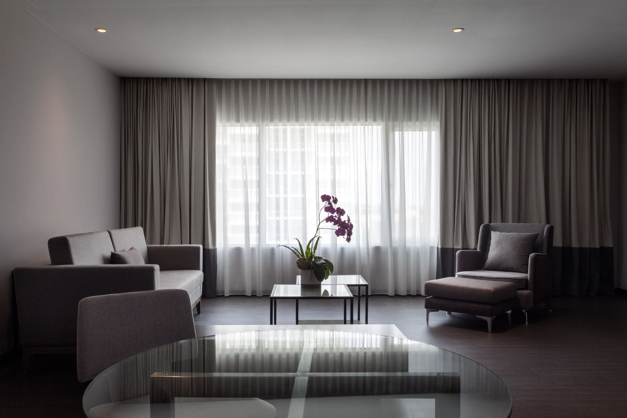 풀먼 미리 워터프런트 호텔 외부 사진 A living room with curtains