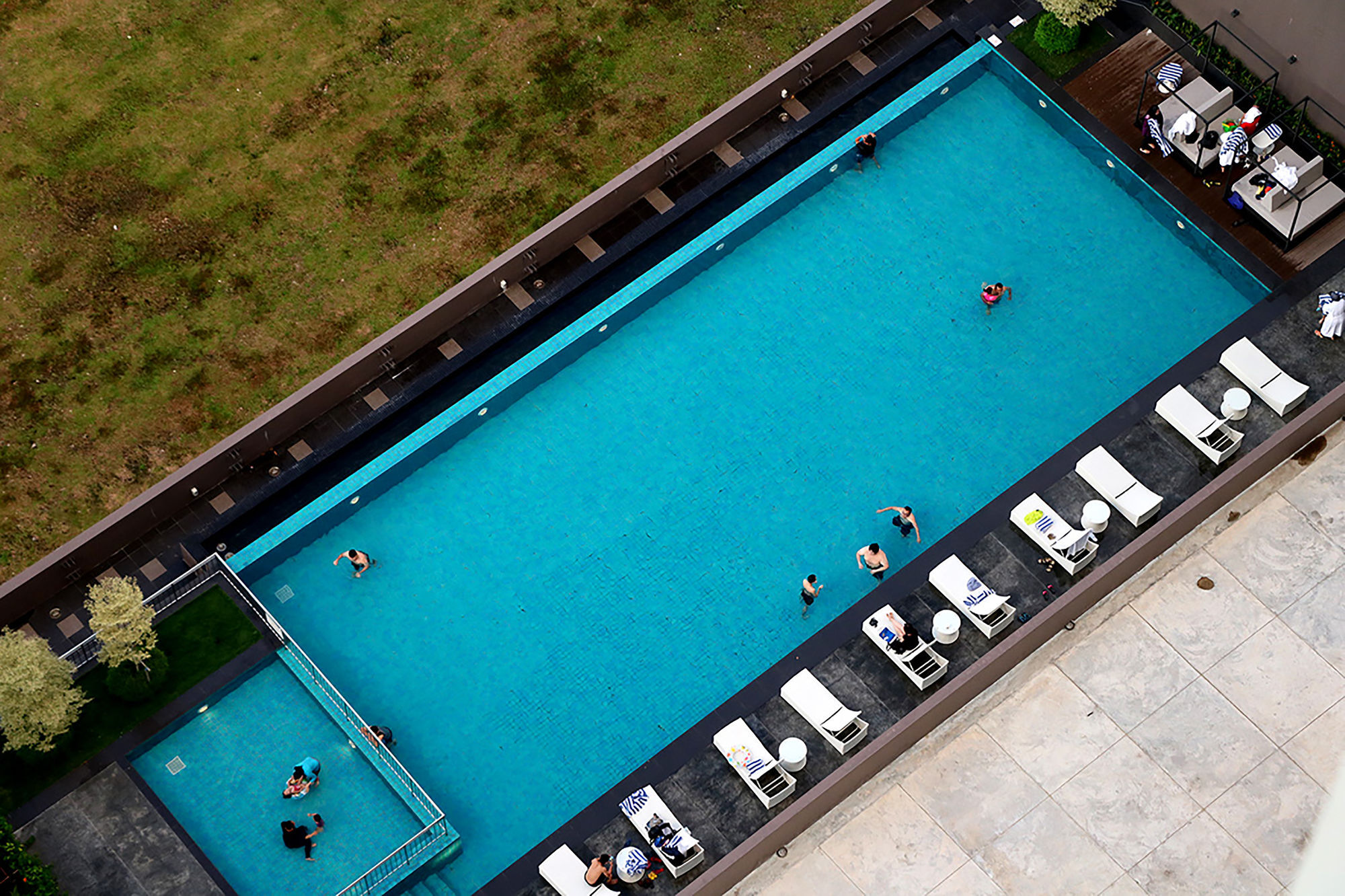 풀먼 미리 워터프런트 호텔 외부 사진 The pool at the hotel
