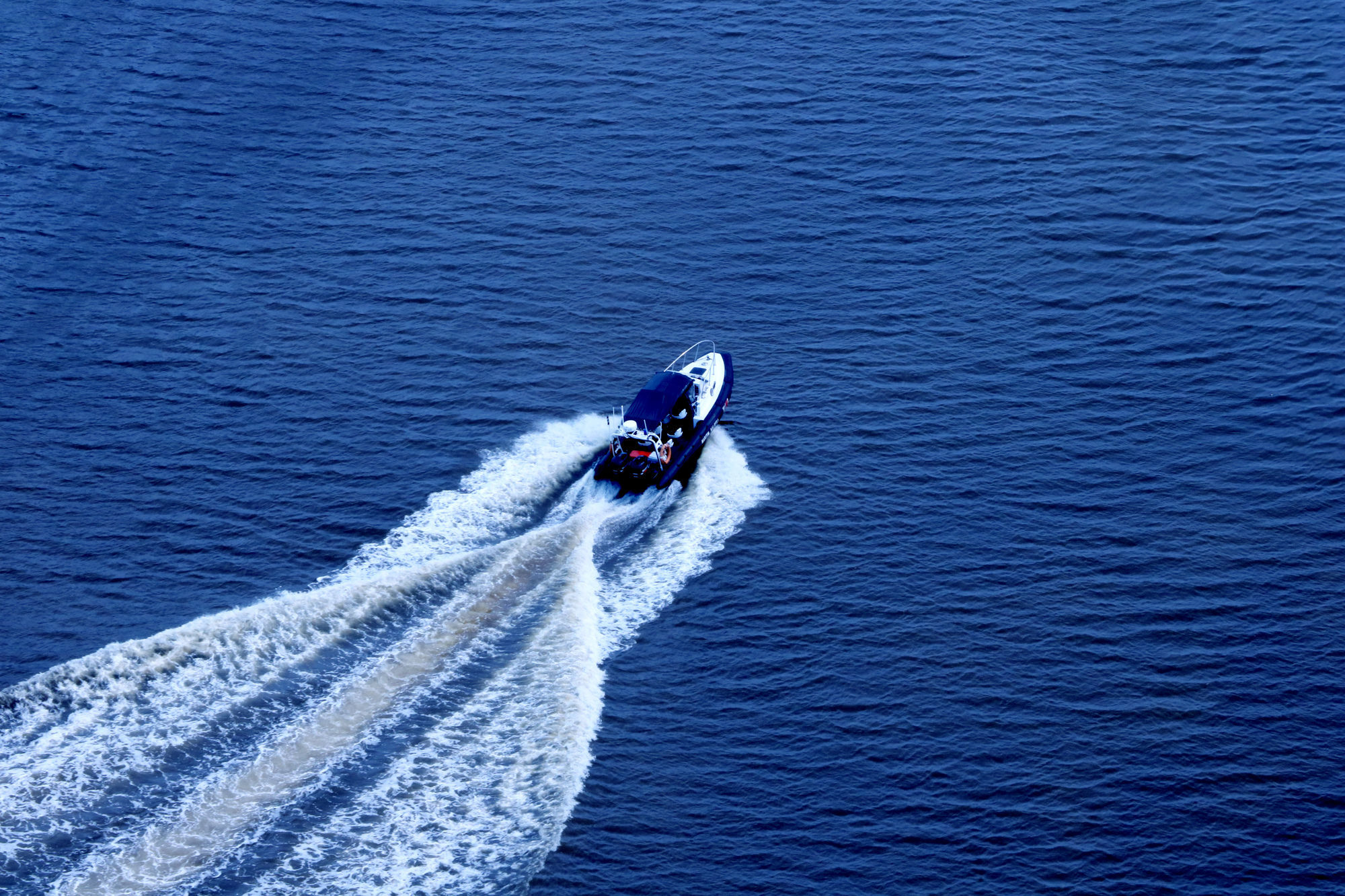풀먼 미리 워터프런트 호텔 외부 사진 A speedboat