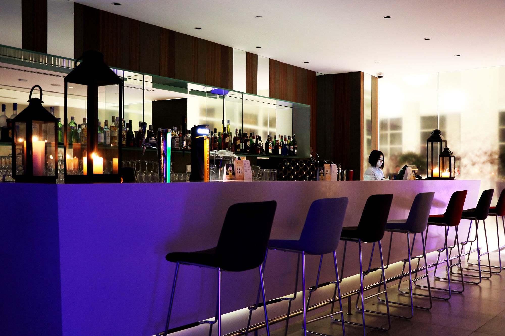 풀먼 미리 워터프런트 호텔 외부 사진 The bar at the 100 Queen's Gate