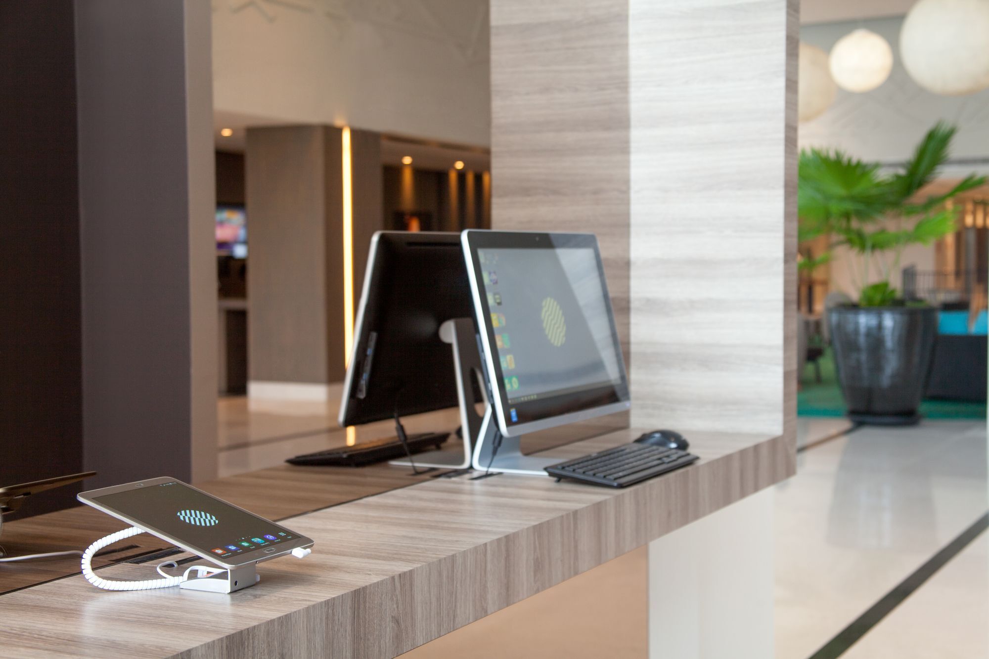 풀먼 미리 워터프런트 호텔 외부 사진 A computer at a hotel
