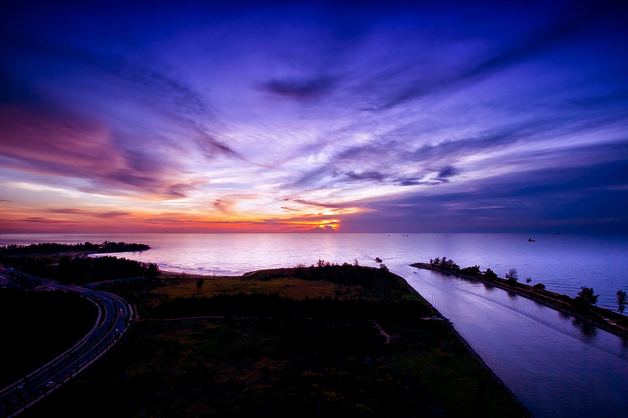 풀먼 미리 워터프런트 호텔 외부 사진 Sunset at the mouth of the river