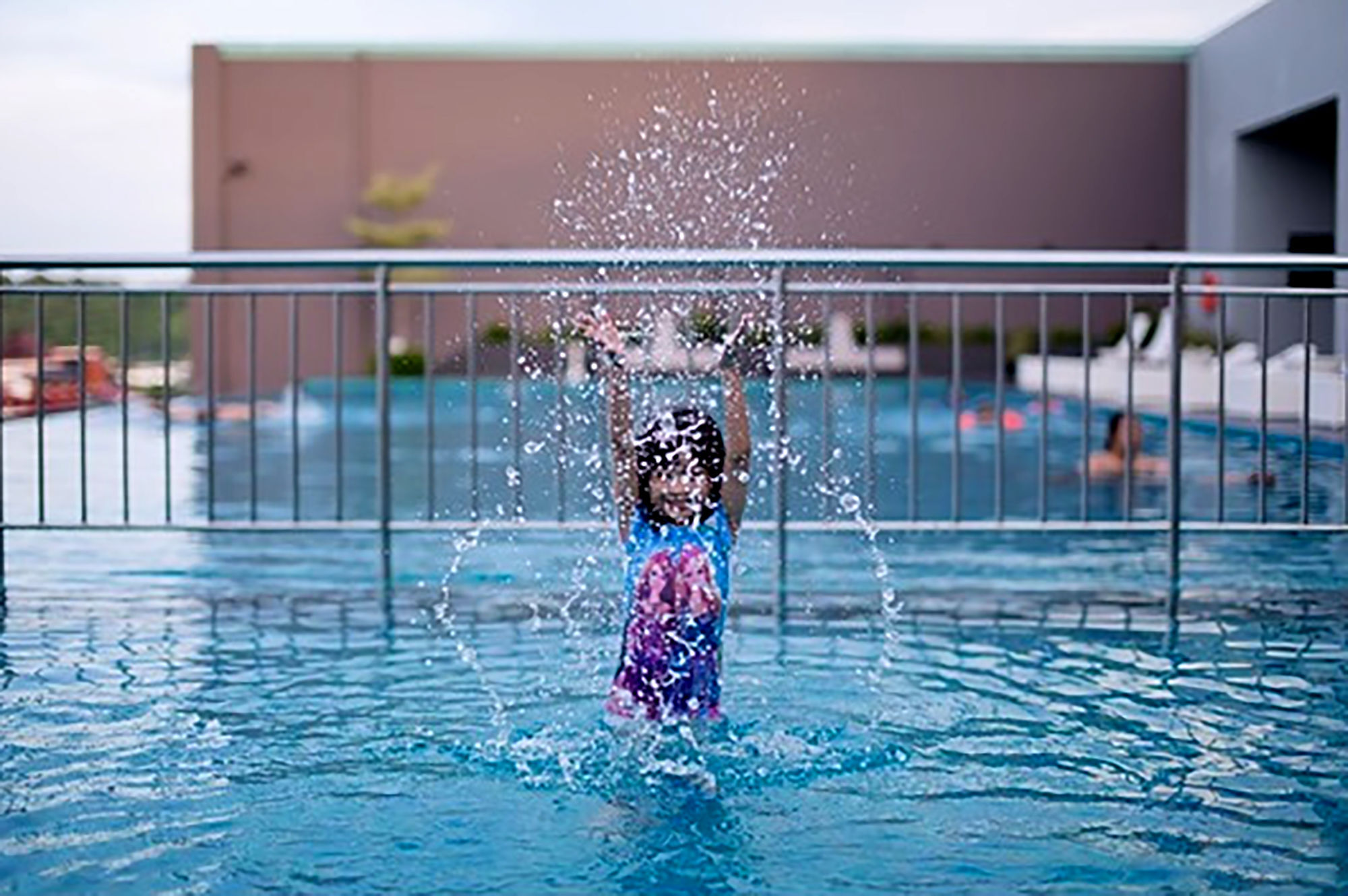 풀먼 미리 워터프런트 호텔 외부 사진 Swimming pool at the hotel