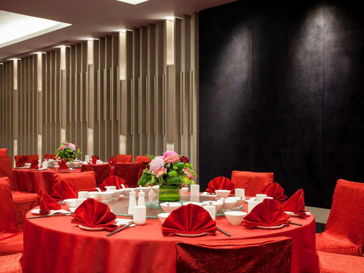풀먼 미리 워터프런트 호텔 외부 사진 A banquet hall in a hotel