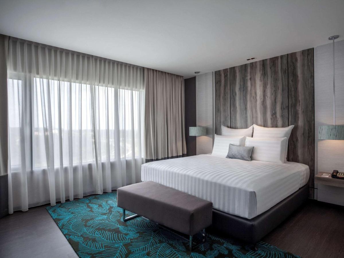 풀먼 미리 워터프런트 호텔 외부 사진 A bedroom at the hotel